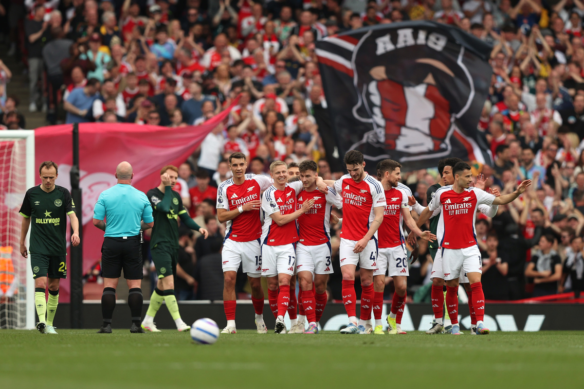 英超第14轮： 范戴克失误致丢球维尔茨造乌龙 利物浦1-1桑德兰（英超第14轮：范戴克失误送礼，维尔茨逼出乌龙，利物浦1-1战平桑德兰）