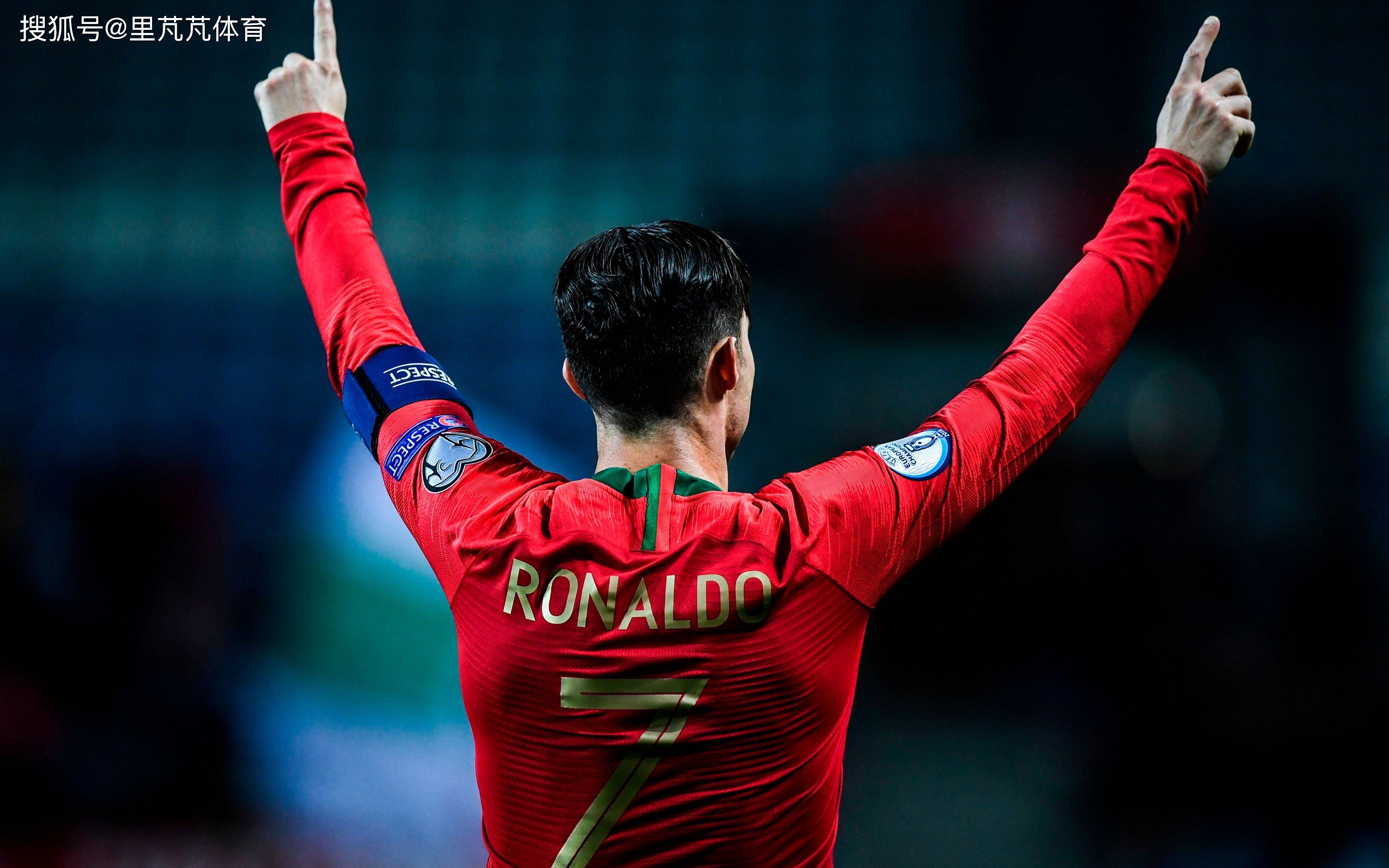 默特萨克、于大宝观战梅州U15vs浙江U15，并与小球员互动