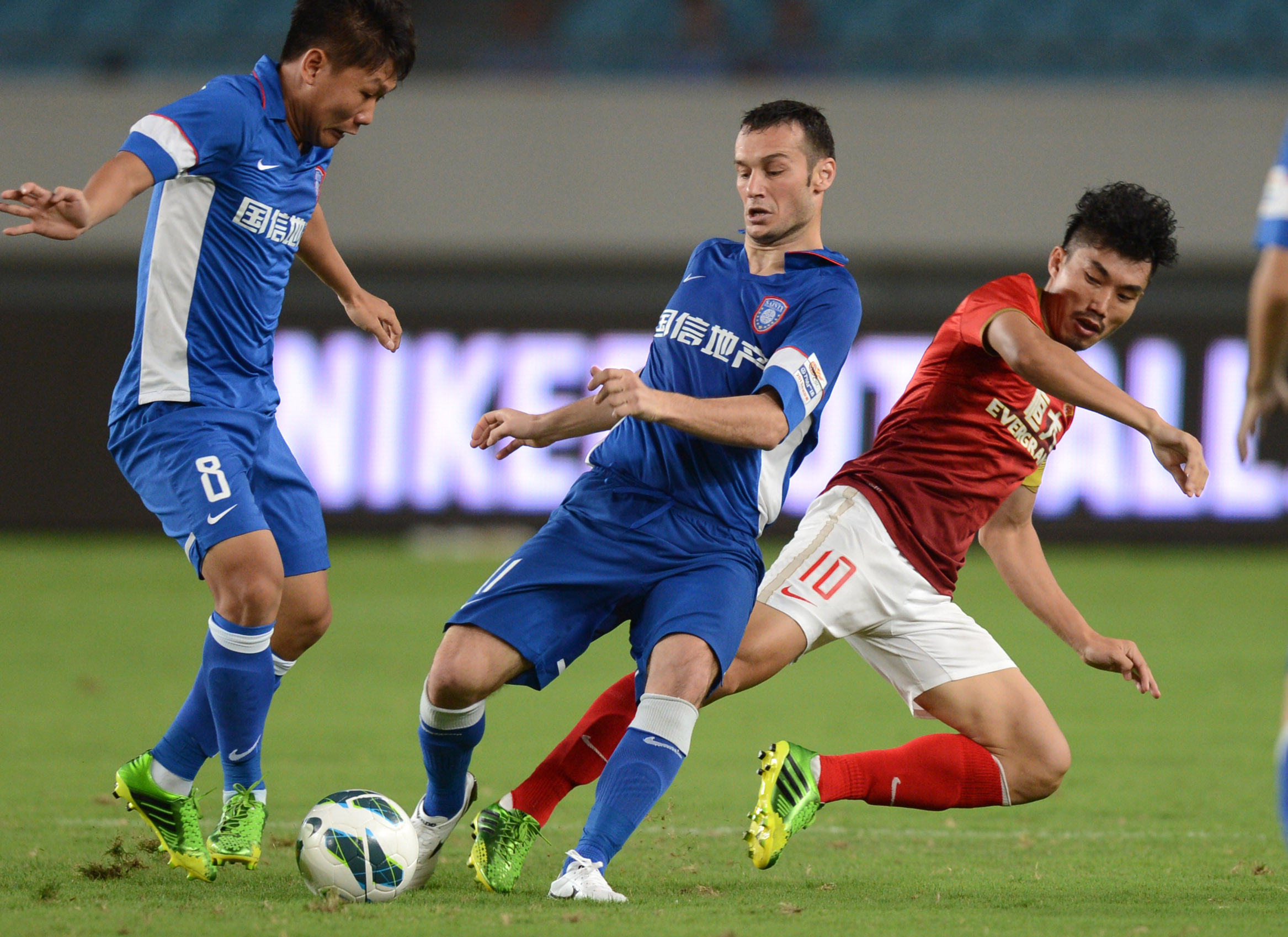 致敬，若塔兄弟前东家贡多马尔在球衣上印了他们的头像和名字