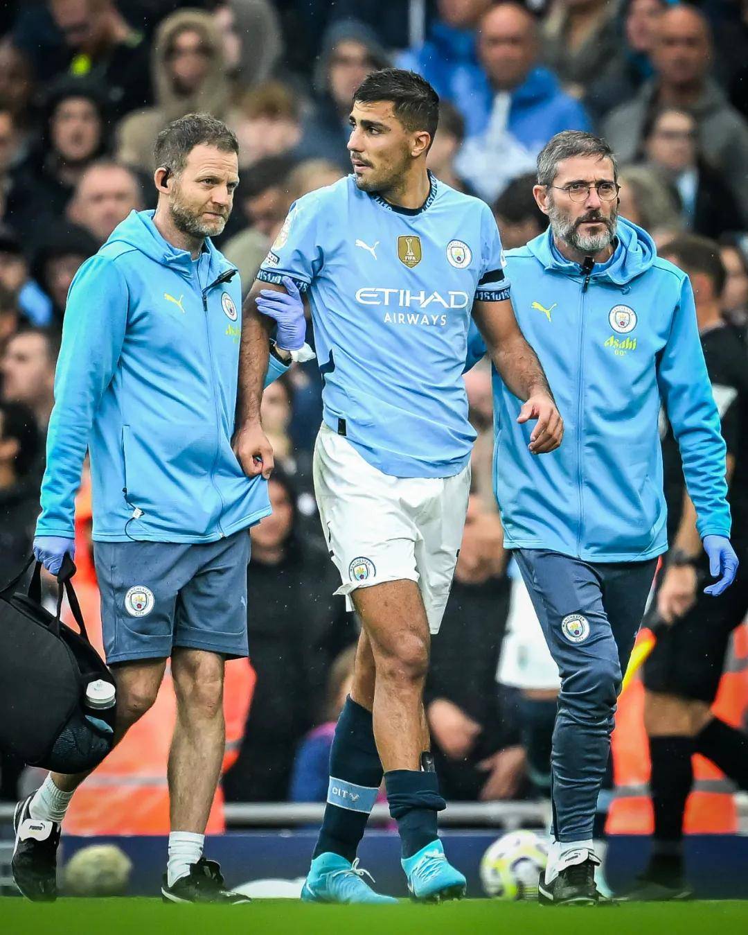 莱奥头发被拽找阿切尔比理论，后者：敢再指我就掰断你手指头