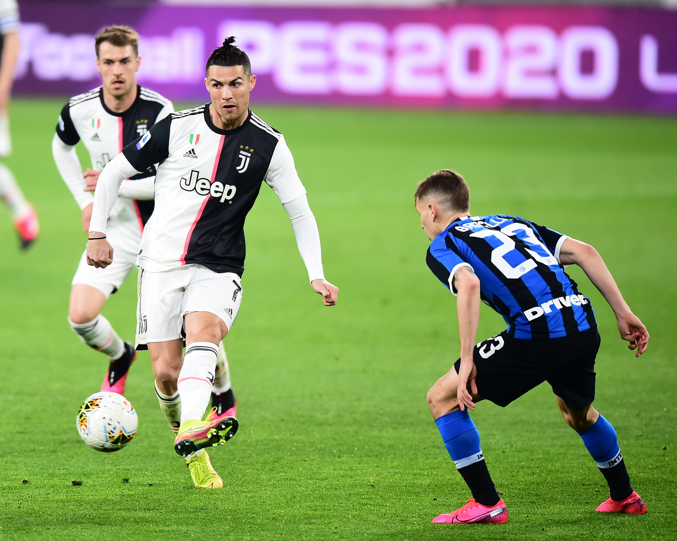 每体：巴萨内部分析过凯恩的情况，双方都不急于采取行动