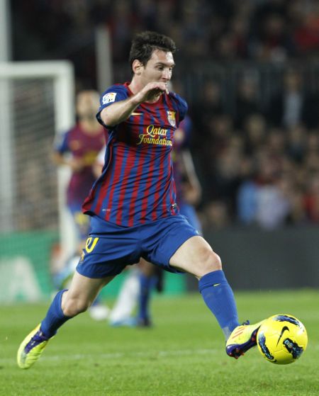 西甲半场：伦布雷拉斯闪击，亚马尔破门，巴萨2-1阿拉维斯（西甲半场战报：伦布雷拉斯开场闪击，亚马尔建功，巴萨2-1领先阿拉维斯）