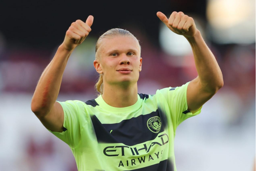 B费助攻梅开二度！英超56助超斯科尔斯独享曼联队史第四（B费用助两次！英超助攻达56次，超越斯科尔斯独占曼联队史第4）