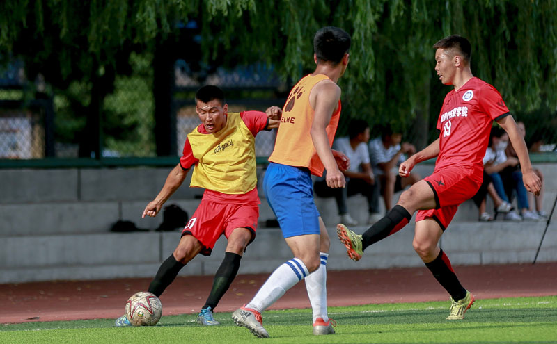 足球西甲榜首易主，冠军形势再变