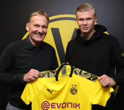 跟队：麦迪逊赛后拄拐穿过混合采访区，神情十分沮丧