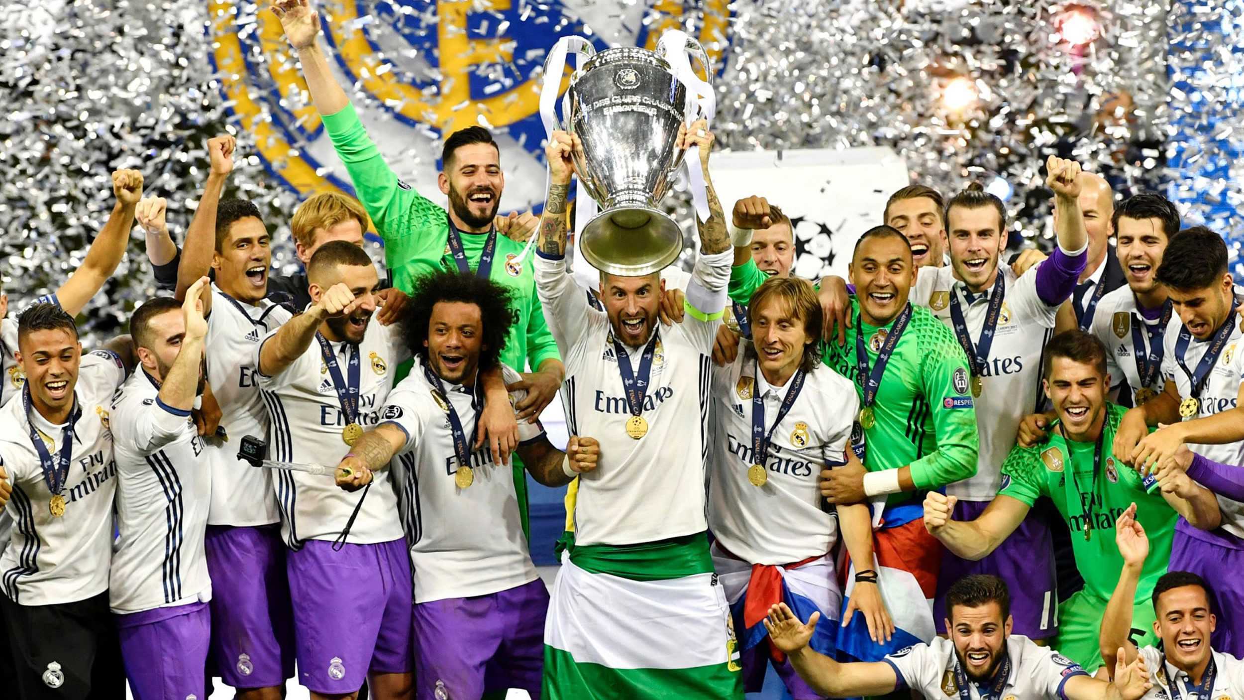 巴甲福塔莱萨门将在4名队友提醒下未注意身后对手，开球时遭抢断丢球