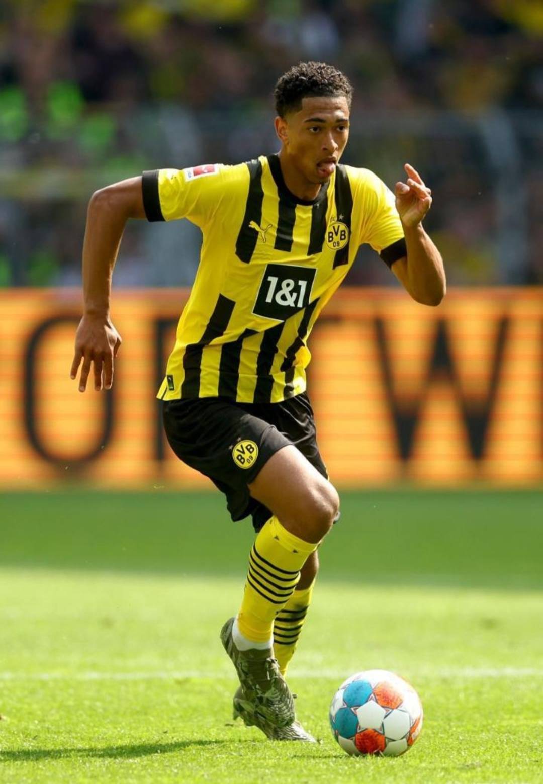 队友接连被罚下！维尼修斯讽刺裁判：多来点红牌吧！