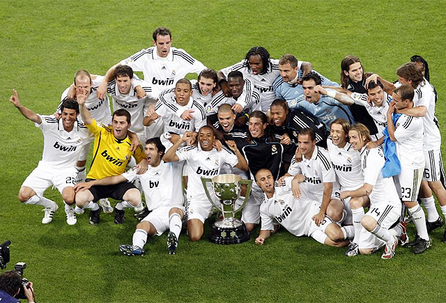 拜仁高层：南看台球迷燃放烟花破坏环境，欧足联肯定会做出处罚