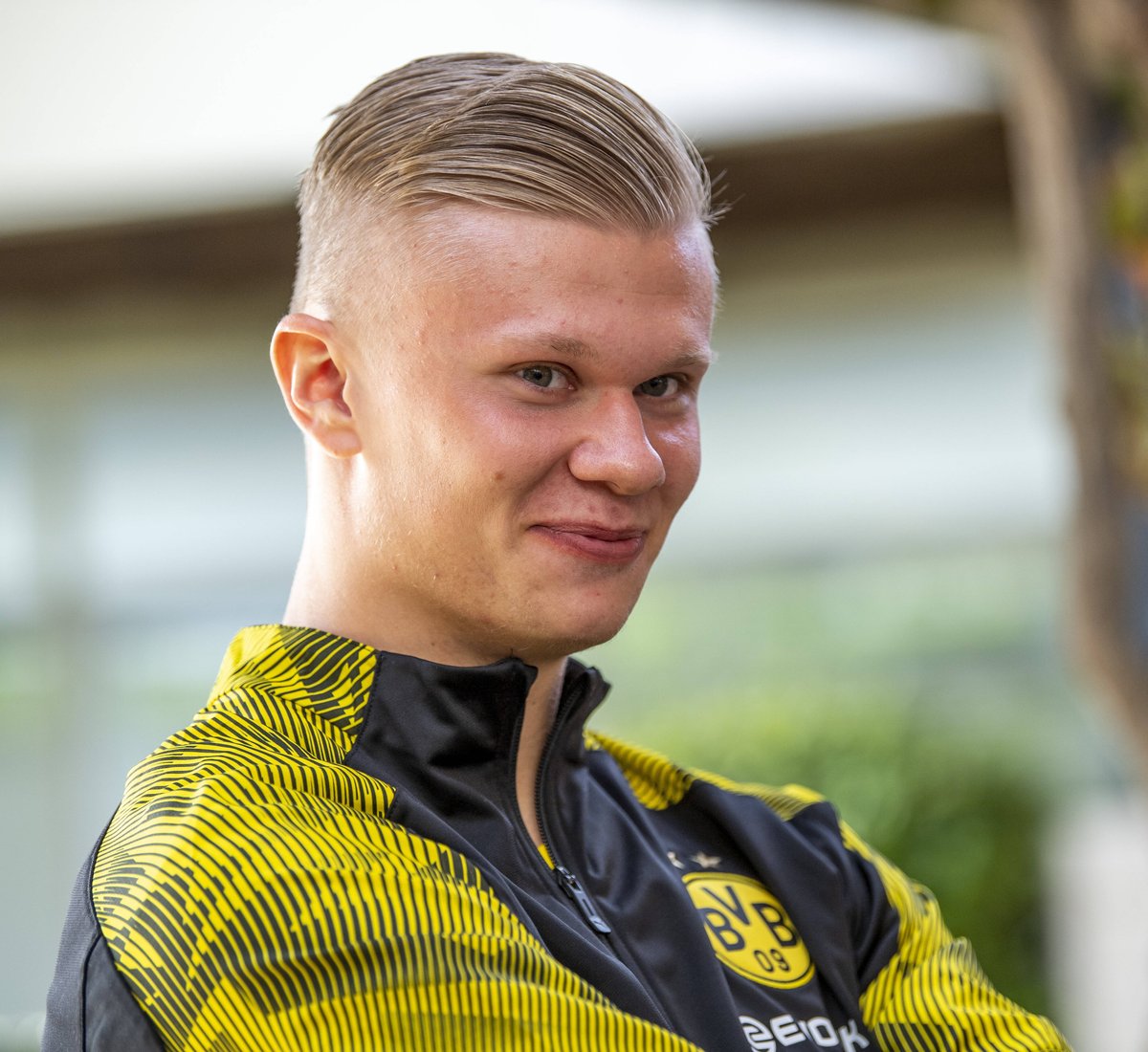 西甲：巴萨客胜扩大领先，皇马主场爆冷输球，VAR再度抢戏（西甲综述：巴萨客场取胜扩大优势，皇马主场冷负，VAR成为焦点）